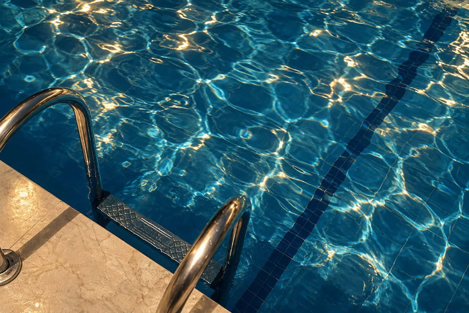 Escalones de entrada a la piscina terapéutica de KORU