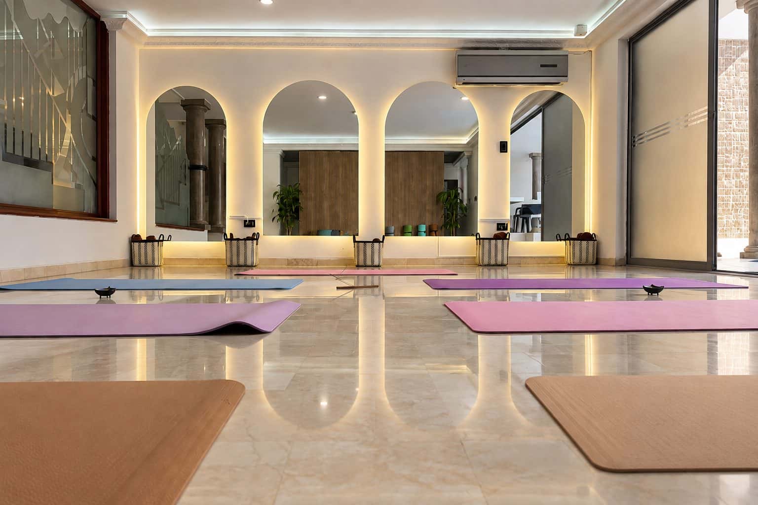 Salón de yoga y Pilates con luz cálida